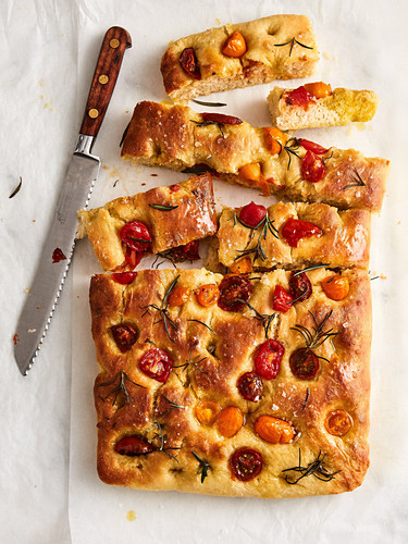 Focaccia mit Tomaten und Rosmarin