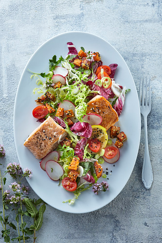 Salad with salmon and sweet potato croutons