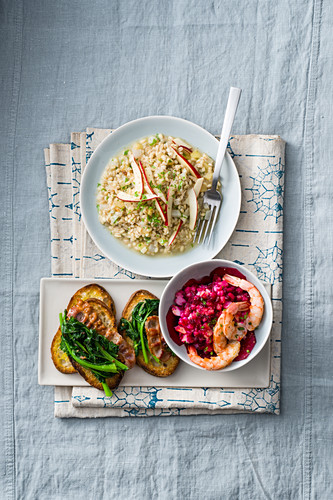 Gerstenrisotto mit Apfel, weissen Rüben und Walnüssen, Rote-Bete-Salat mit Kartoffeln und Garnelen & Crostini mit Rübstiel und Speck