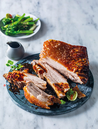 Knuspriger Schweinebauch mit Brokkoli (Asien)