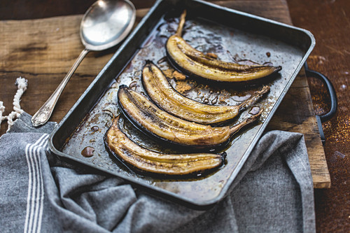 Gebratene Bananen mit Honig und Rum auf Ofenblech