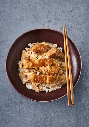 Japanisches Schnitzel mit Reis 'Katsudon'