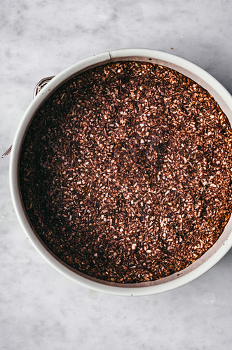 Boden für vegane Schokoladen-Kokos-Tarte in der Backform