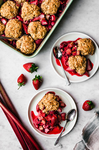 Veganer Cobbler mit Rhabarber und Beeren