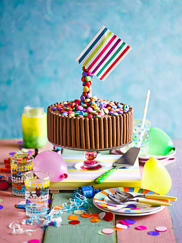 Gravity-defying sweetie cake (Partykuchen mit bunten Schokolinsen)