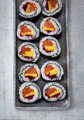 Maki-Sushi mit Lachs und Mango