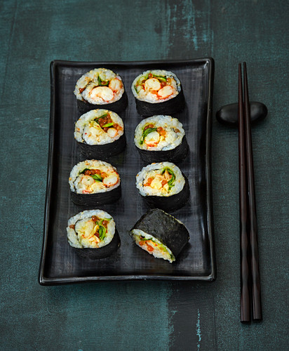 Maki-Sushi mit Flußkrebsen und Zucchini