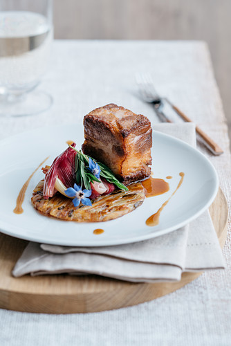 Knuspriges Schweinefleisch auf Kartoffel-Lauchzwiebel-Pavé