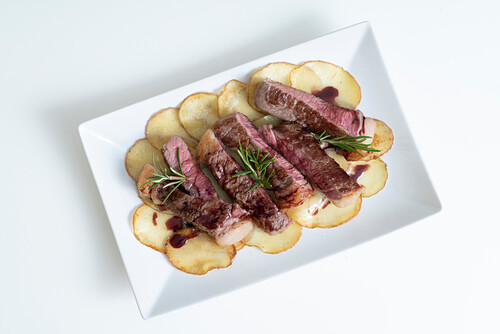 Fillet of beef with potato slices and red wine