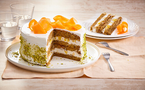 Carrot cake with mango cream