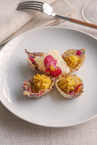 Gratinierte Zwiebelschalen mit Parmesanwaffeln und Begonienblüten