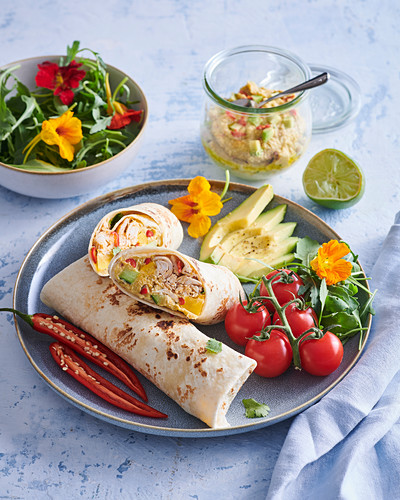 Wrap mit Hühnchen und Avocado-Hummus