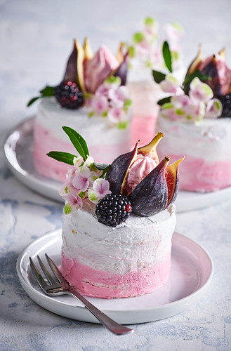 Kleine Brombeer-Sahnetörtchen mit Feigen