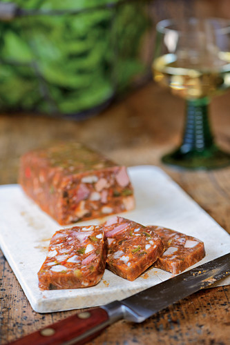 Terrine mit Presskopf und Gewürzen