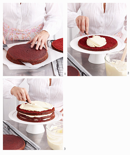 Red Velvet Cake zubereiten: Tortenböden durchschneiden und mit Creme bestreichen