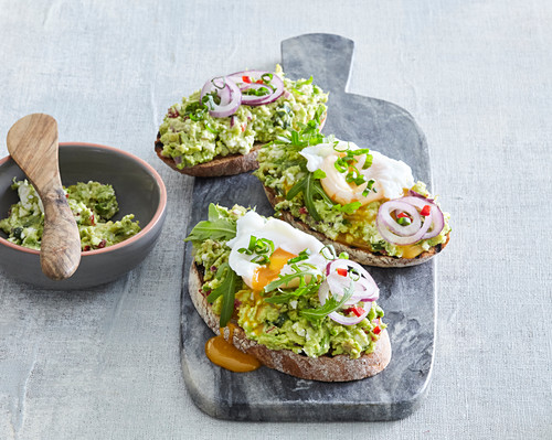 Röstbrot mit Avocadoaufstrich und pochiertem Ei