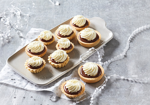 Weihnachtliche Karamelltörtchen mit Banane