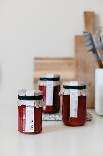 Erdbeermarmelade in Gläsern mit DIY-Etikett