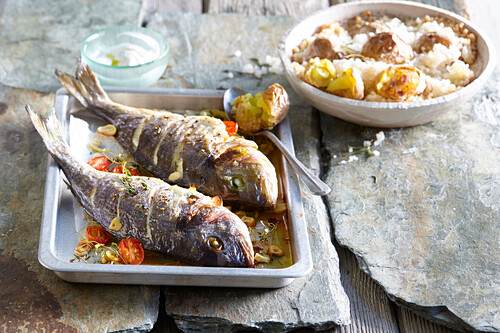 Baked breams with fennel and potatoes in salt crust