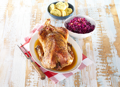 Gänsebraten mit Rotkohl und Knödeln