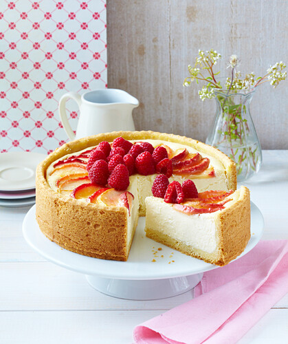 Apfelkuchen mit Himbeeren garniert