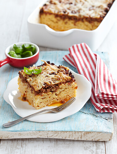 Gratinated macaroni with mincemeat