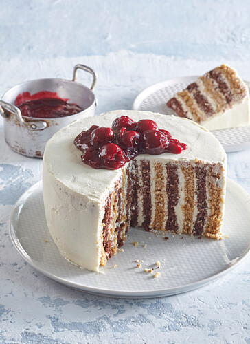 Aufgerollte Biskuittorte mit Sauerkirschen