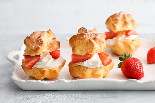 Cream puff with elderflower cream and strawberries