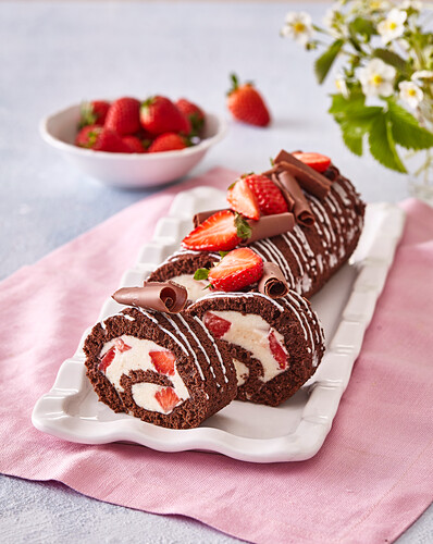 Schokoladen-Biskuitrolle mit Erdbeeren