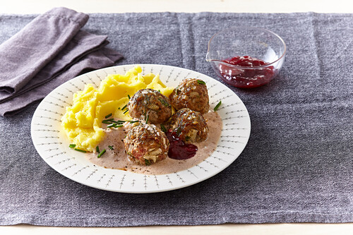 Kötbular (Schwedische Fleischbällchen) mit Sauce und Kartoffelstampf