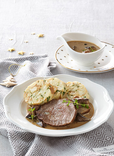 Roastbeef mit Pilzsauce und Knödeln