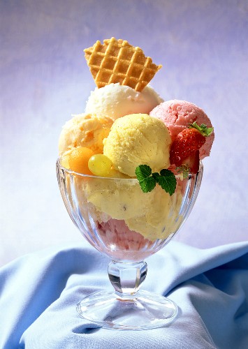 eisbecher-mit-vielen-kugeln-eis-waffel-bilder-kaufen-135560-stockfood