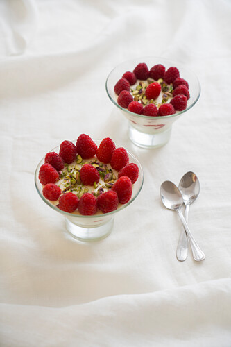 Himbeer-Sahne-Dessert mit Biskuitteig