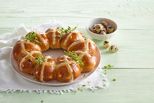 Kranz aus Hot Cross Buns zu Ostern