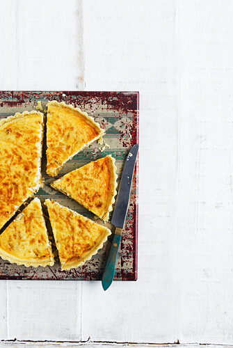 Französischer Zwiebelkuchen, in Stücke geschnitten