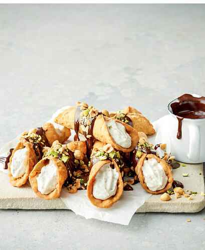 Baileys cannoli with pistachios and nuts