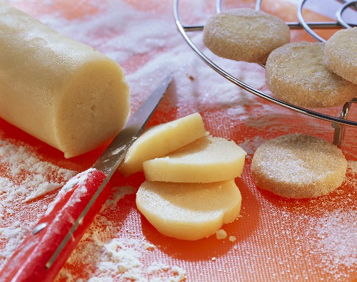 Making German cookies(Heidesand): slicing the dough
