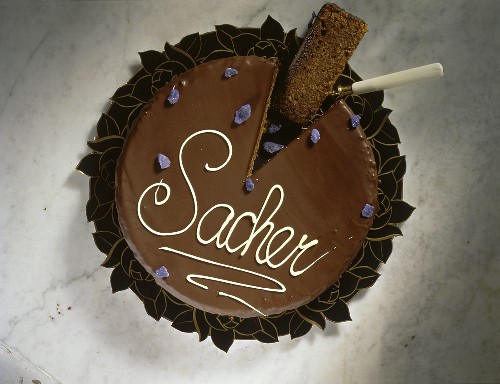 Sachertorte mit kandierten Veilchen garniert