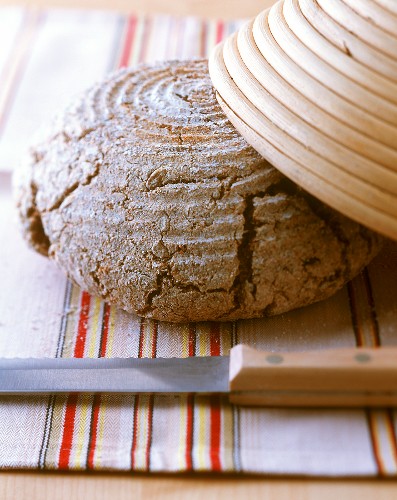 Wholewheat bread with round bread tin and knife