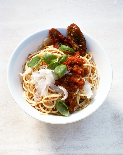 Spaghetti con il pesto rosso (spaghetti with tomato pesto)