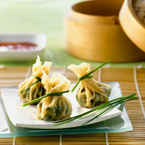 Three dim sum filled with spinach & mung bean sprouts (China)
