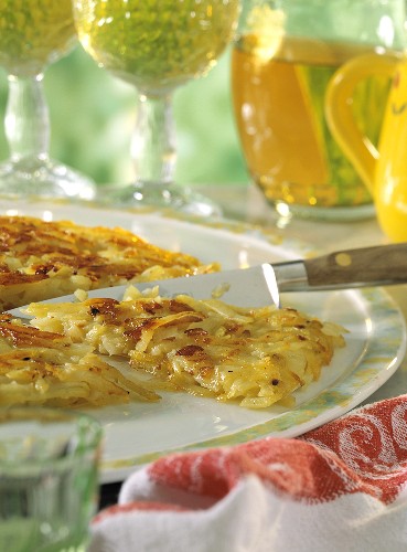 Rösti klassisch auf Platte mit Messer