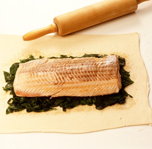 Making salmon in puff pastry with spinach