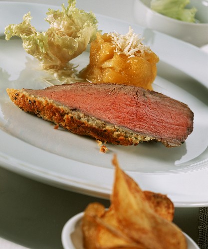 Roastbeef mit karamellisierten Äpfeln, Meerrettich und Salat