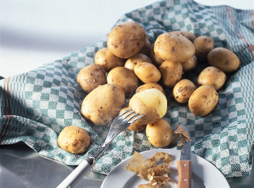 Peeling boiled potatoes