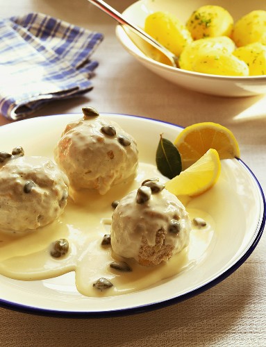 Königsberger Klopse in Kapernsauce, dazu Salzkartoffeln