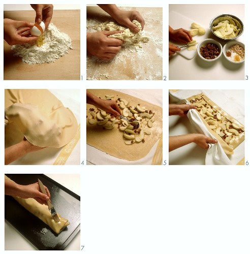 Baking strudel di mele (apple strudel), Italy