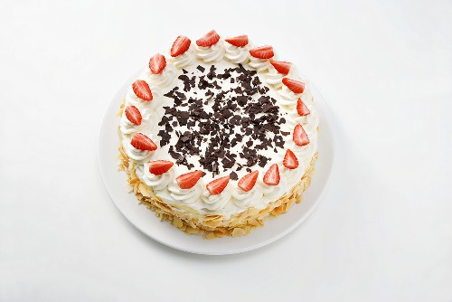 Sponge cake with cream, strawberries and grated chocolate