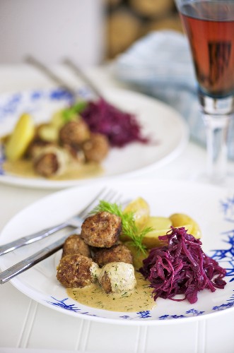 Meatballs with cream sauce, red cabbage and potatoes