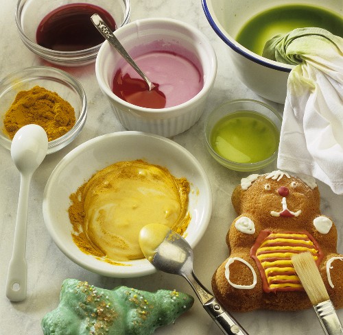 Gebäck (Rührkuchenbär) mit naturfarbenem Zuckerguss verzieren